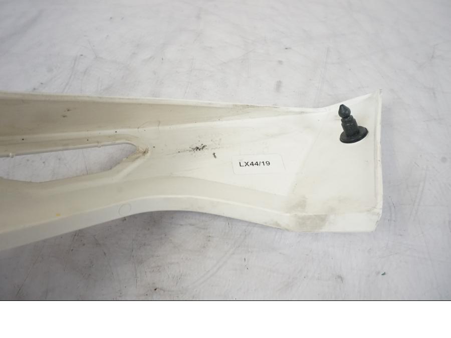 Snett uppifrån på Bakvinge från en KTM 1290 Super Duke -2019 motorcykel.