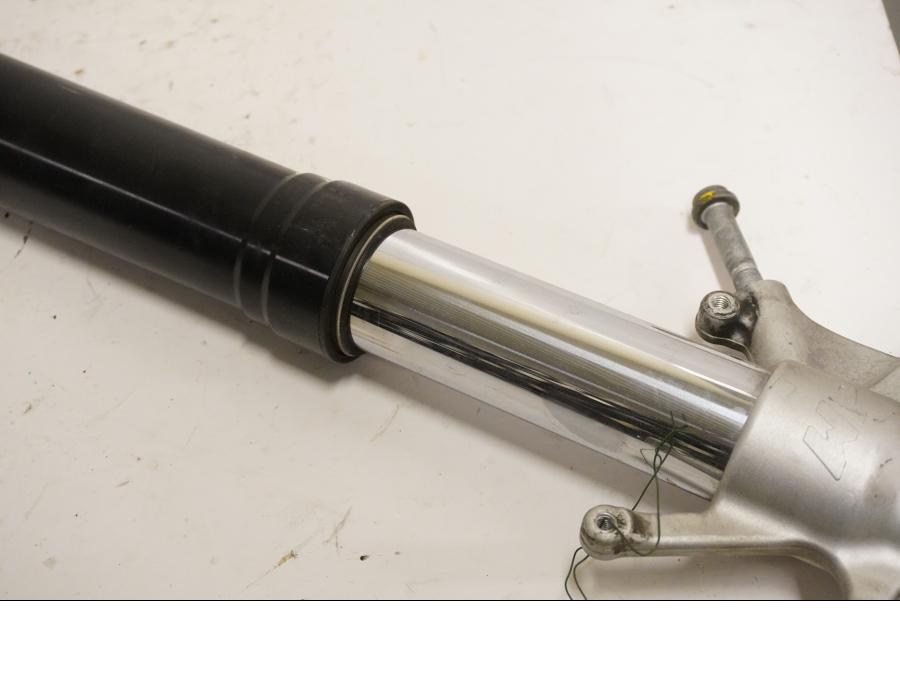 Höger sida på Gaffelben från en KTM RC8 -2008 motorcykel.