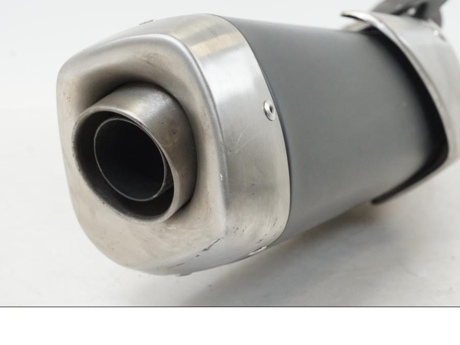 Snett nerifrån på Ljuddämpare från en Aprilia Tuono V4R -2011 motorcykel.