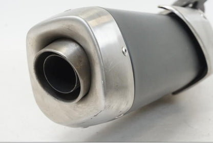 Snett nerifrån på Ljuddämpare från en Aprilia Tuono V4R -2011 motorcykel.