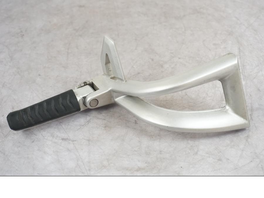 Framsidan på Fotpinnefäste från en Triumph Tiger -2009 motorcykel.