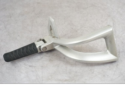 Framsidan på Fotpinnefäste från en Triumph Tiger -2009 motorcykel.