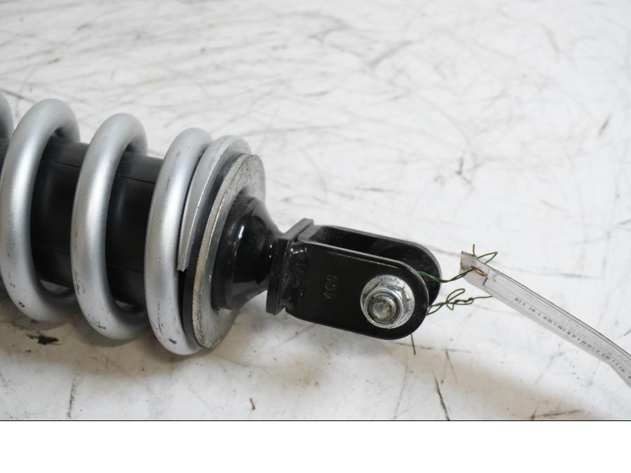 Vänster sida på Stötdämpare från en Yamaha MT-07 -2014 motorcykel.