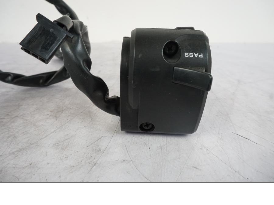 Höger sida på Styrelreglage från en Kawasaki Versys 650 -2014 motorcykel.