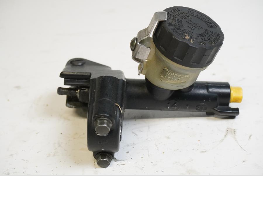 Baksidan på Kopplingshuvudcylinder från en Suzuki SV 1000 -2005 motorcykel.