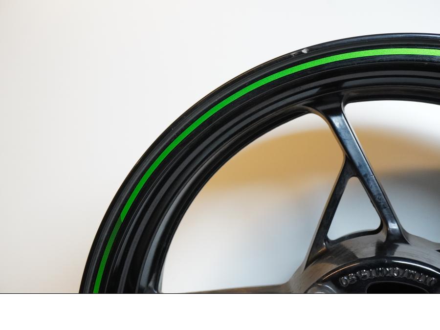 Snett nerifrån på Fälg från en Kawasaki Z 900 -2017 motorcykel.