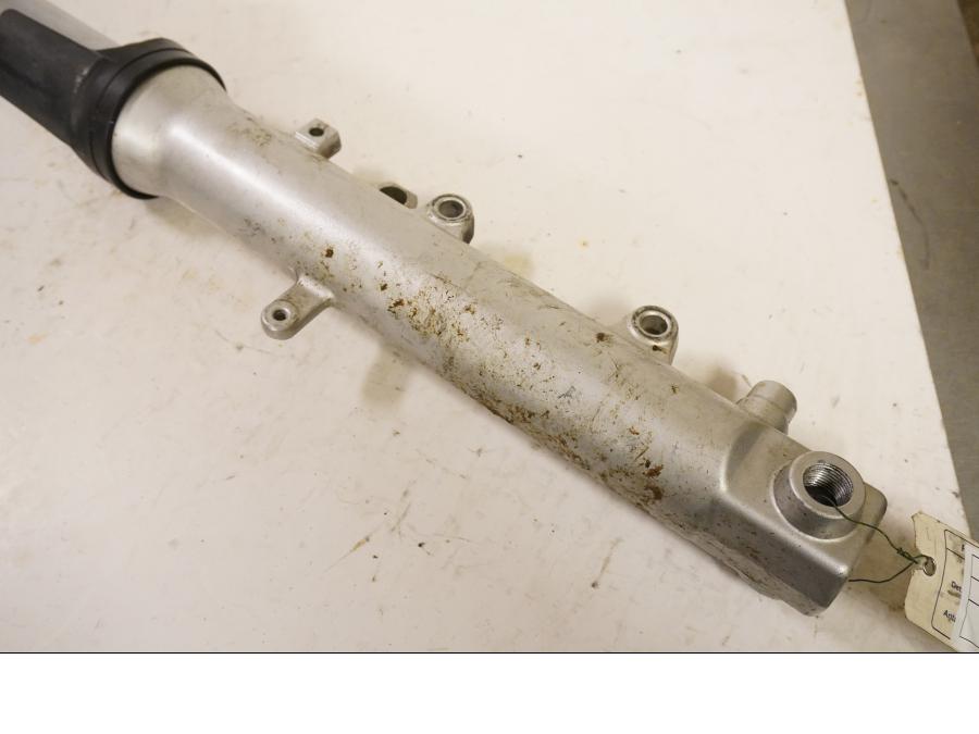 Vänster sida på Gaffelben från en Yamaha YZF R6 -2001 motorcykel.