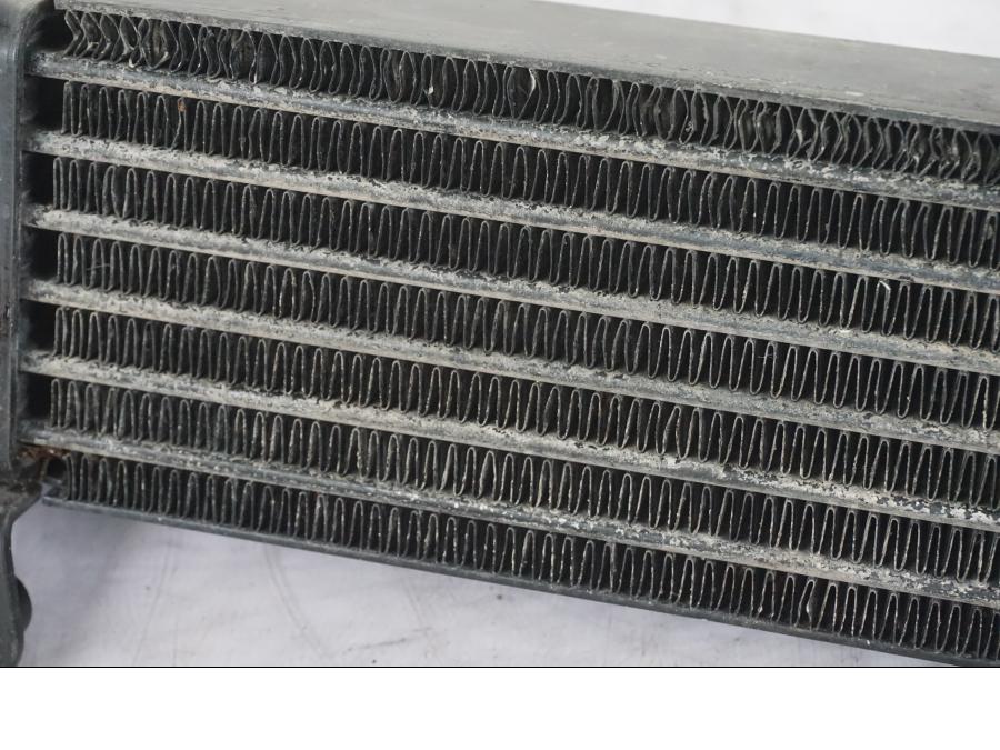 Vänster sida på Oljekyl från en BMW R 1200 GSA -2012 motorcykel.