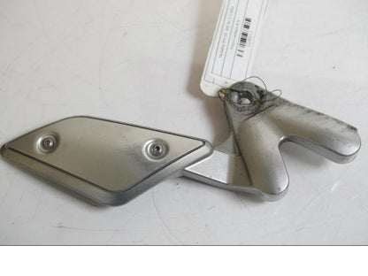 Framsidan på Fotpinnefäste från en Yamaha MT-01 -2005 motorcykel.