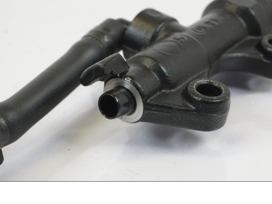 Extrabild1 på Bromshuvudcylinder från en Triumph Trident -2021 motorcykel.