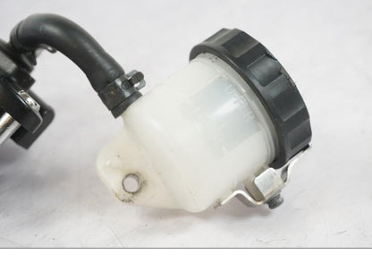 Snett nerifrån på Bromshuvudcylinder från en Kawasaki ZZ-R 1400 -2009 motorcykel.