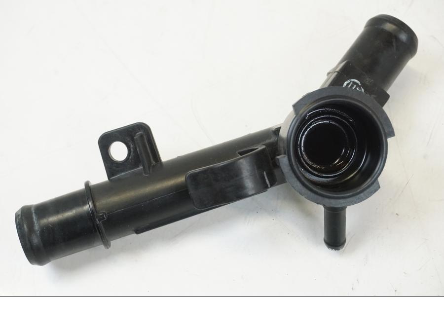 Snett nerifrån på Vattenkyl Slang Set från en Triumph Speed Triple -2021 motorcykel.