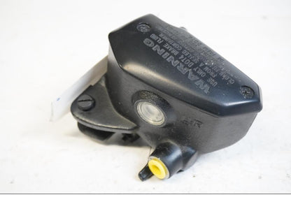 Framsidan på <p>Bromshuvudcylinder fram från Kawasaki Z 900 2017.</p>

<p>Okej skick.</p> motorcykel.