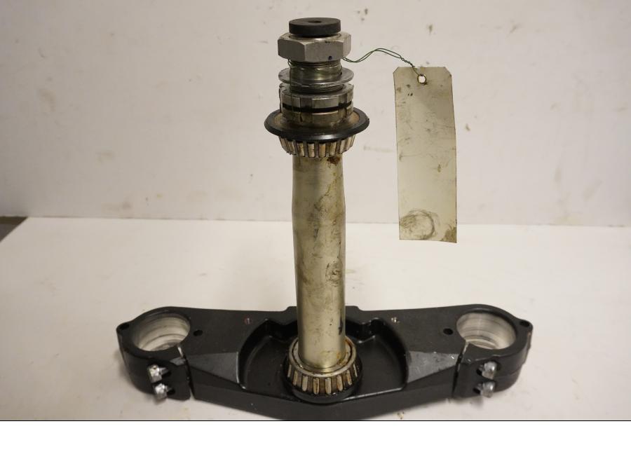 Framsidan på Gaffelkrona från en Yamaha XV 1900 -2007 motorcykel.