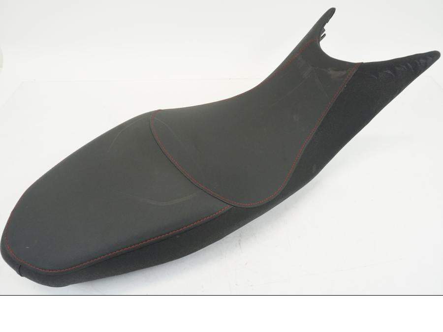 Framsidan på Sadel från en Ducati Hyperstrada -2013 motorcykel.