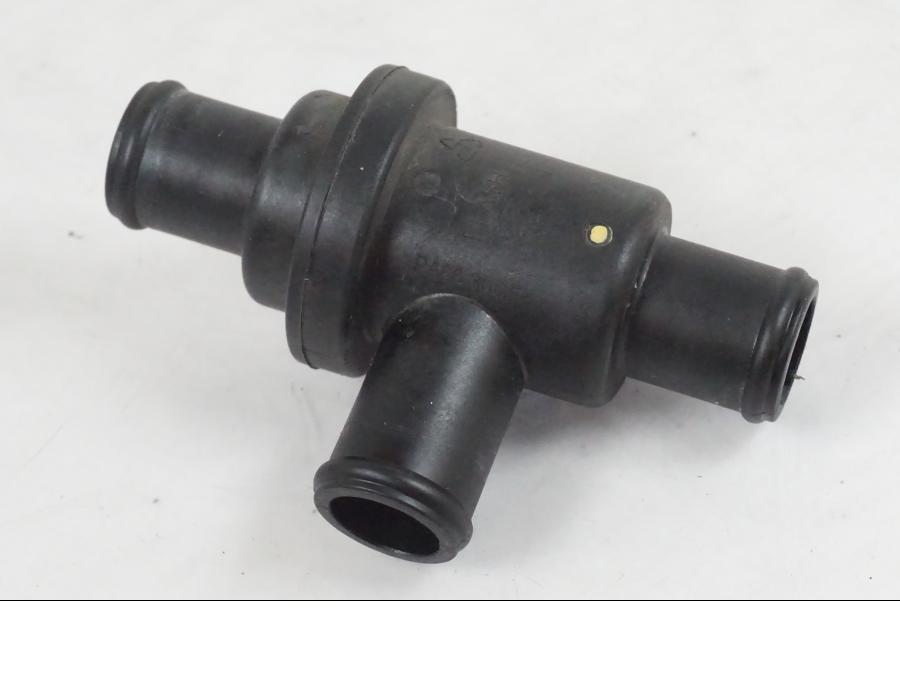 Snett uppifrån på Vattentermostathus från en KTM 390 Adventure -2021 motorcykel.