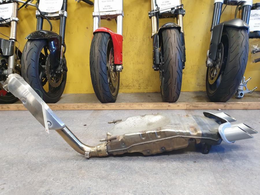 Baksidan på Ljuddämpare från en Triumph Sprint ST -2007 motorcykel.