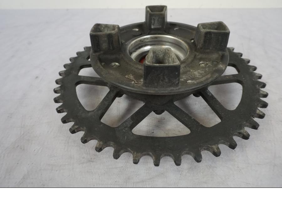 Snett uppifrån på Drevfäste från en Kawasaki ER-6F -2010 motorcykel.