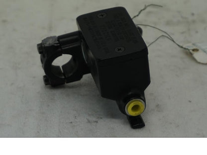 Vänster sida på Kopplingshuvudcylinder från en Suzuki DL 1000 -2016 motorcykel.