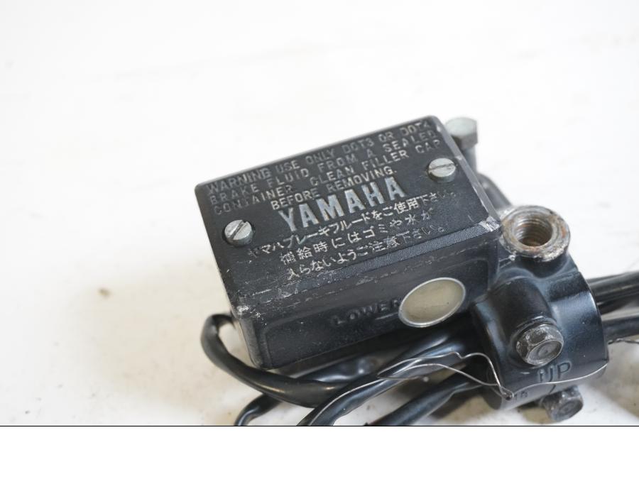 Baksidan på Bromshuvudcylinder från en Yamaha XTZ 750 -1989 motorcykel.