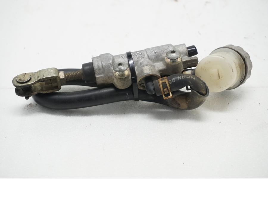 Framsidan på Bromshuvudcylinder från en Suzuki DR 650 -1996 motorcykel.