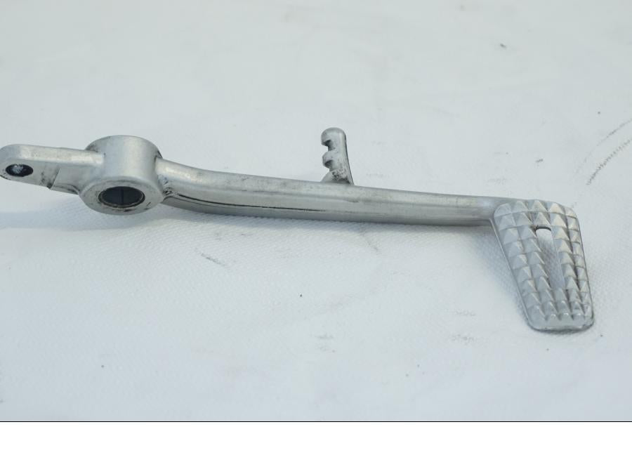 Framsidan på Bromspedal från en Triumph Daytona 675 -2010 motorcykel.