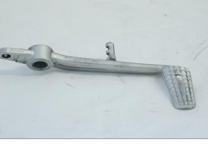 Framsidan på Bromspedal från en Triumph Daytona 675 -2010 motorcykel.