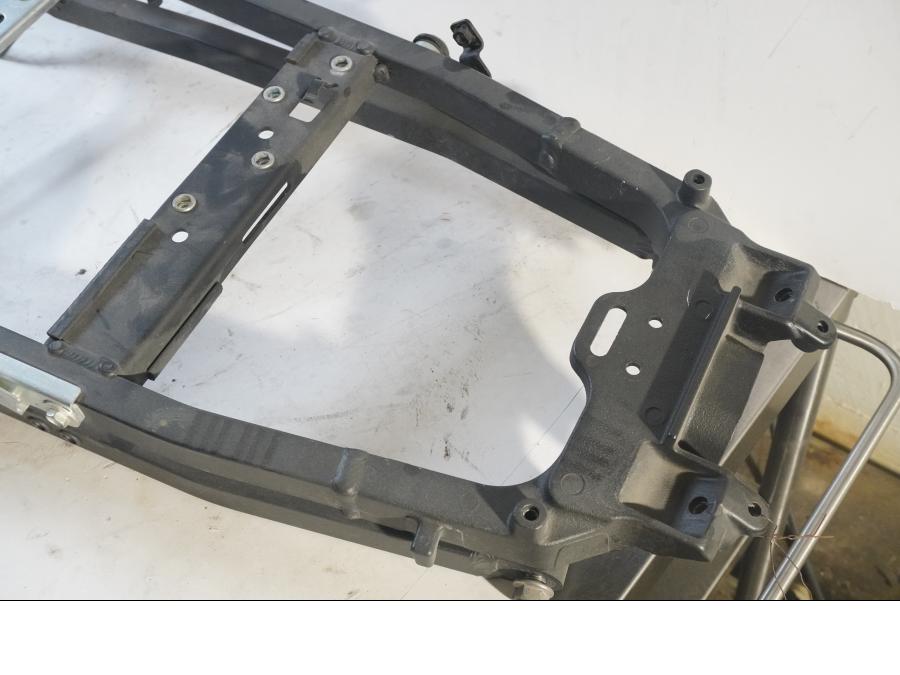 Höger sida på Bakram från en Kawasaki ZZ-R 1400 -2010 motorcykel.