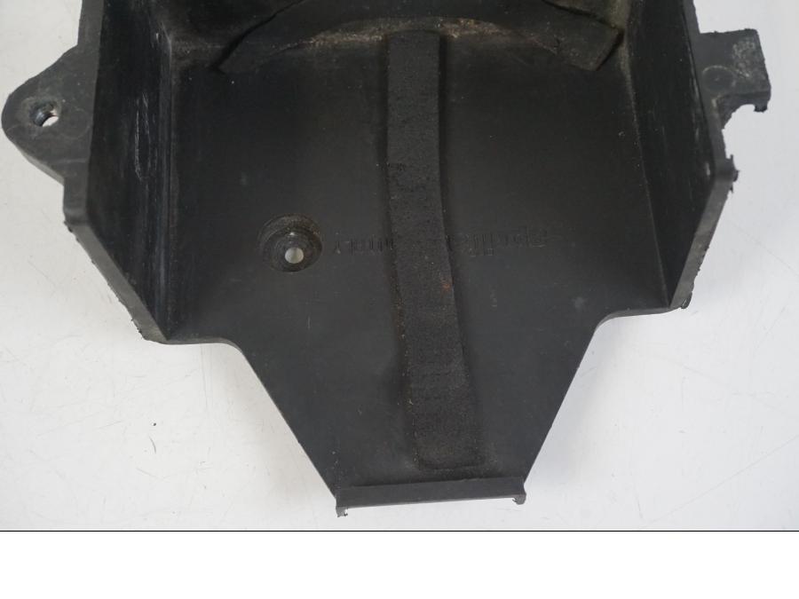 Vänster sida på Batterihållare från en Aprilia RS 125 -2008 motorcykel.