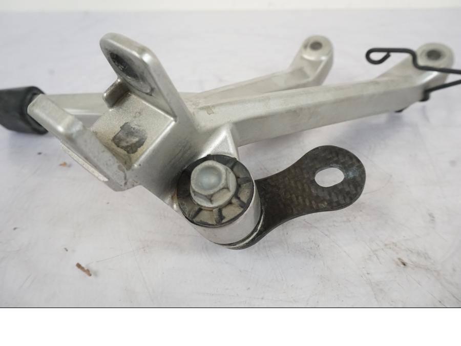 Snett uppifrån på Fotpinnefäste från en Honda VFR 1200 -2010 motorcykel.