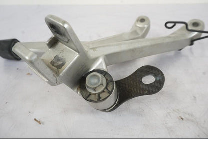 Snett uppifrån på Fotpinnefäste från en Honda VFR 1200 -2010 motorcykel.