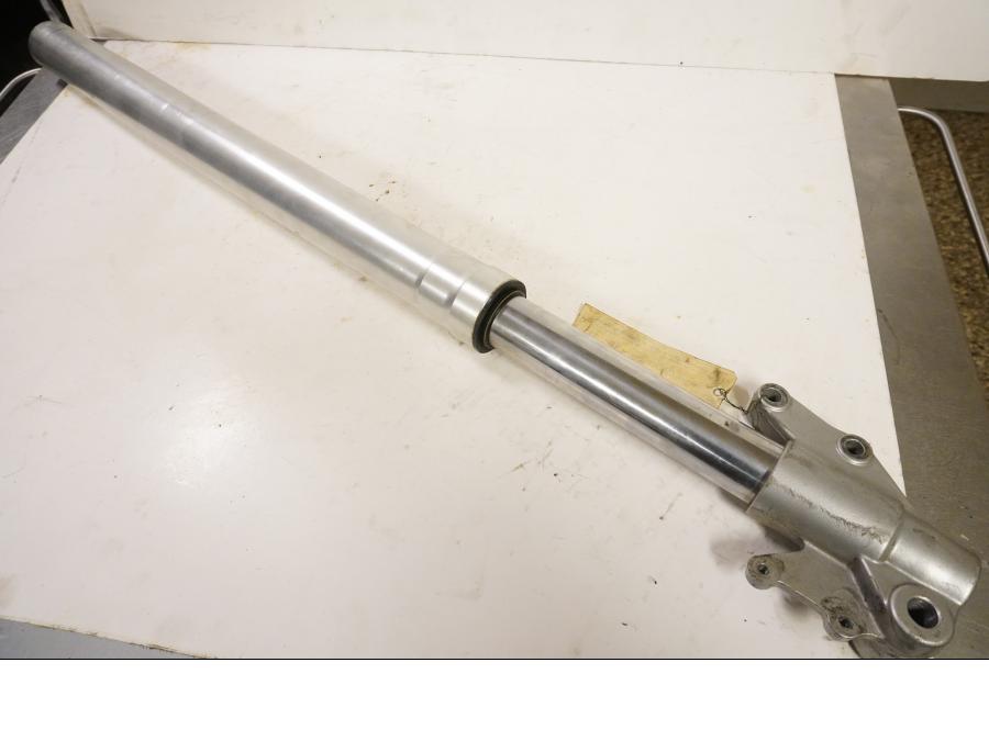 Framsidan på Gaffelben från en Aprilia Pegaso 650 -1997 motorcykel.