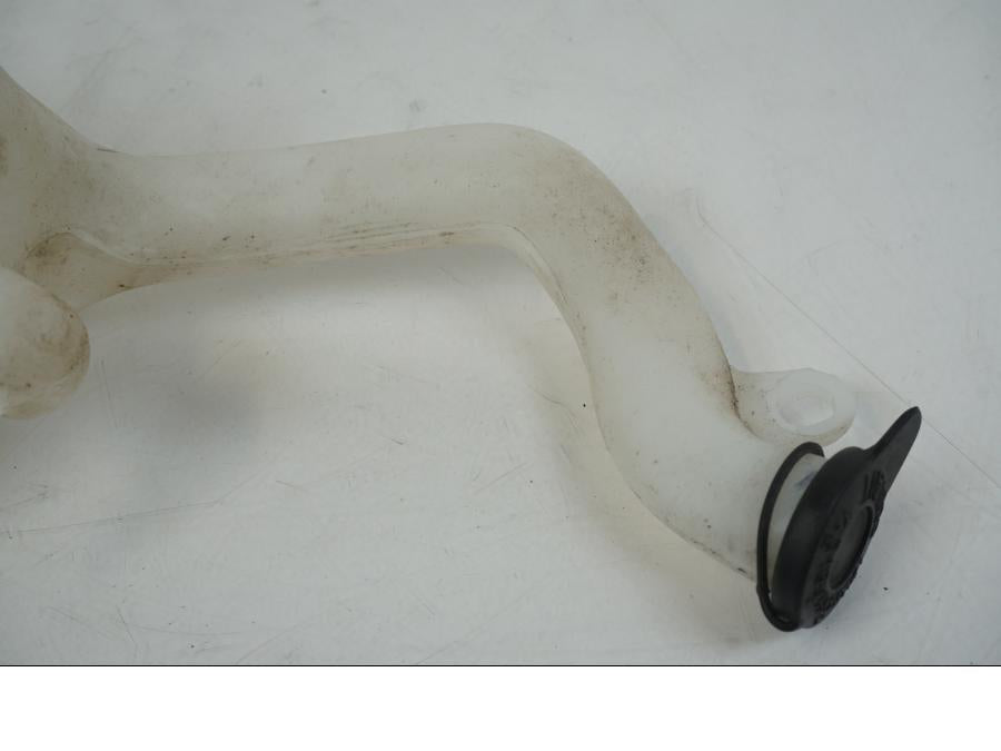 Snett nerifrån på Vattenexpansionskärl från en Honda CBR 125 R -2006 motorcykel.