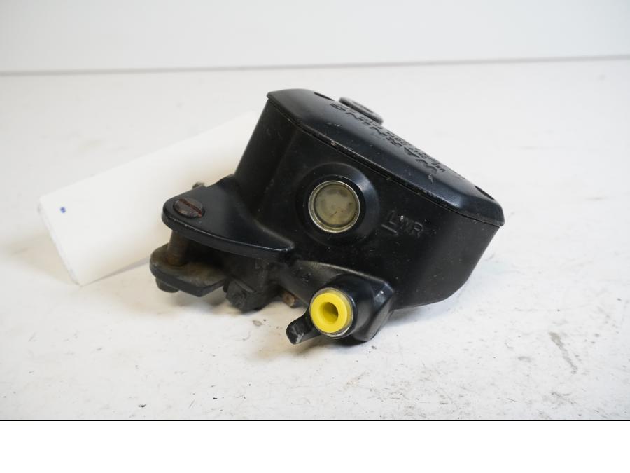 Framsidan på Bromshuvudcylinder från en Kawasaki ER-6N -2010 motorcykel.