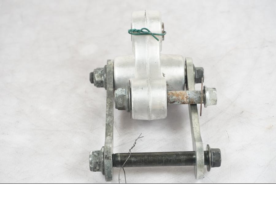 Snett nerifrån på Stötdämparlänkage från en Suzuki SV 650 -1999 motorcykel.