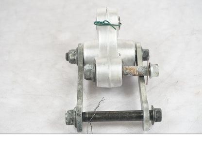 Snett nerifrån på Stötdämparlänkage från en Suzuki SV 650 -1999 motorcykel.