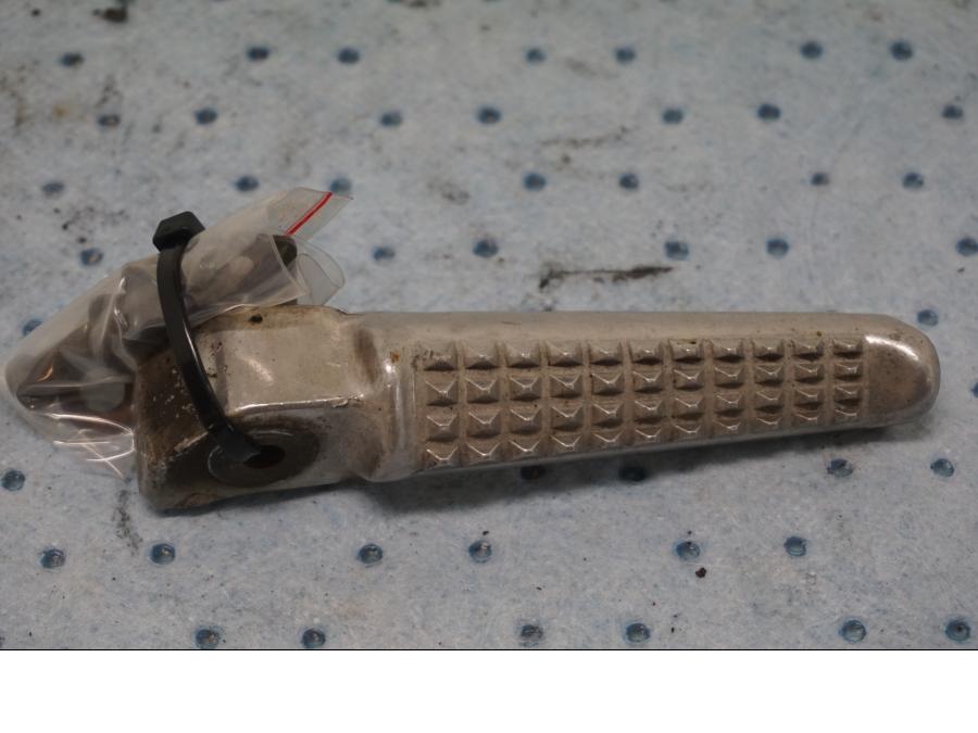 Baksidan på Fotpinne från en Honda VTR 1000 F -1997 motorcykel.