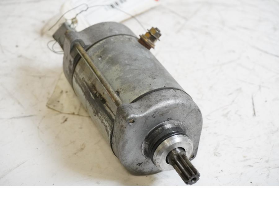 Framsidan på Startmotor från en Honda CBR 900 RR -1992 motorcykel.