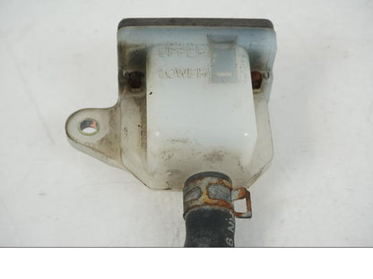 Snett uppifrån på Bromsvätskebehållare från en Suzuki VS 1400 -1999 motorcykel.