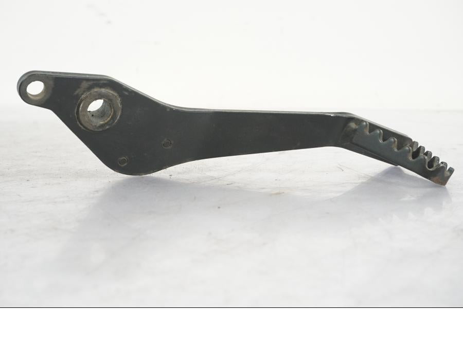 Snett uppifrån på Bromspedal från en Triumph Tiger Explorer -2013 motorcykel.