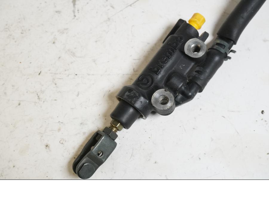 Baksidan på Bromshuvudcylinder från en Yamaha XJR 1300 -1999 motorcykel.