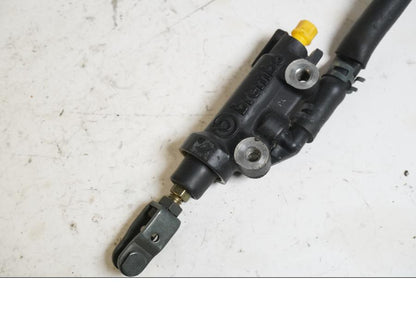 Baksidan på Bromshuvudcylinder från en Yamaha XJR 1300 -1999 motorcykel.