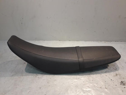 Baksidan på Sadel från en Yamaha WR 125 -2010 motorcykel.