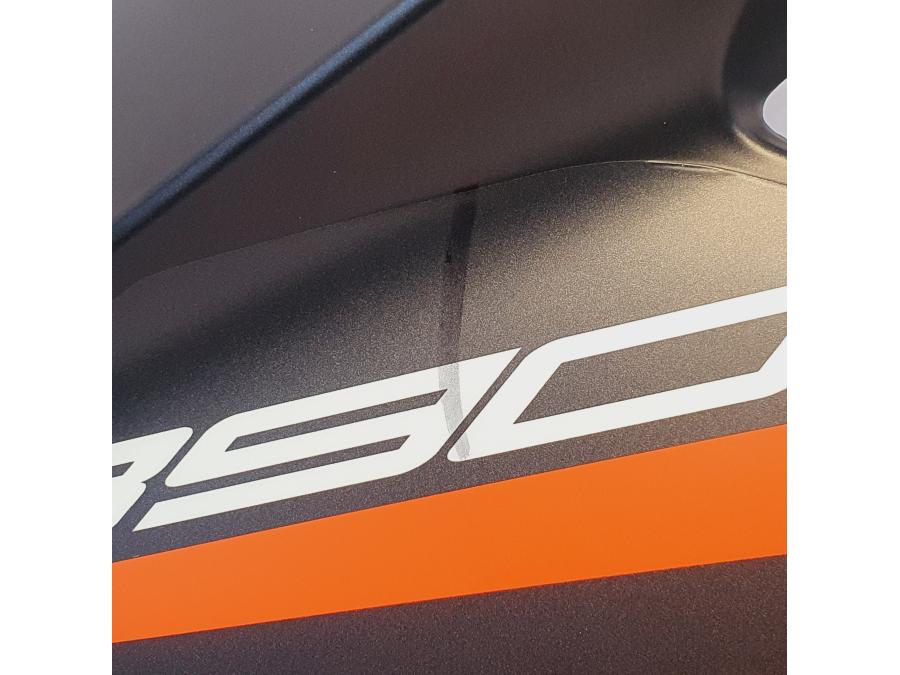 Baksidan på Bensintankskåpa från en KTM 390 Adventure -2021 motorcykel.