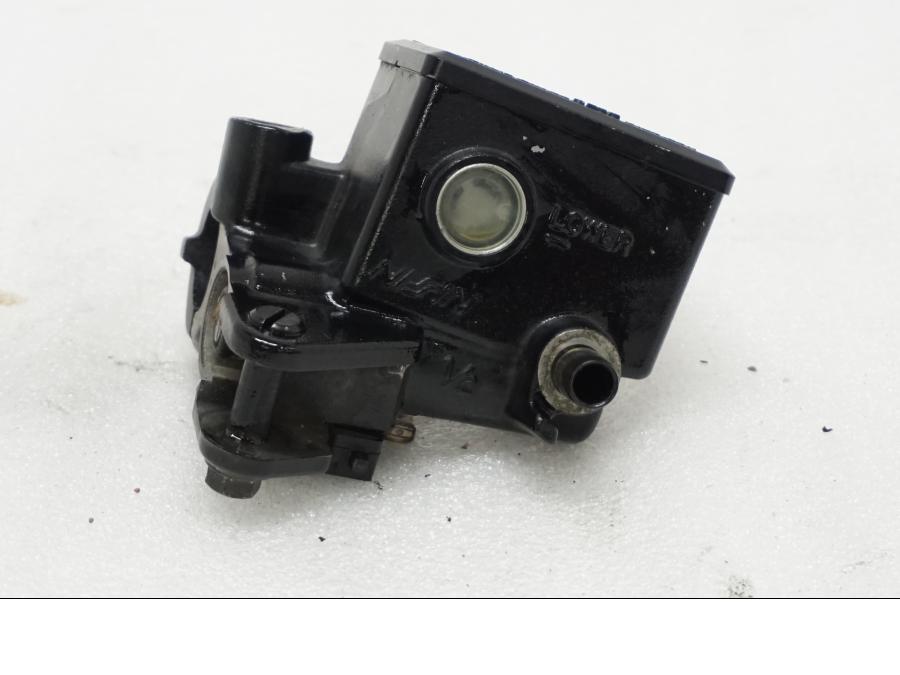 Framsidan på Bromshuvudcylinder från en Buell XB9S -2003 motorcykel.