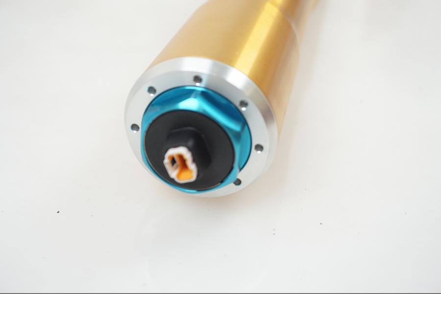 Snett uppifrån på Gaffelben Öhlins från en Ducati Streetfighter S -2020 motorcykel.