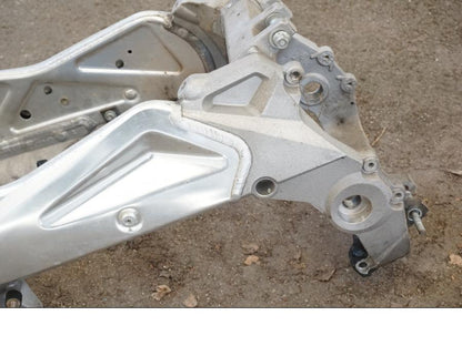 Snett uppifrån på Ram från en Aprilia RSV 1000 R Tuono -2006 motorcykel.