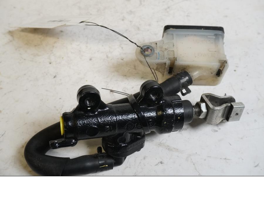 Baksidan på Bromshuvudcylinder från en Honda CB 500 F -2013 motorcykel.