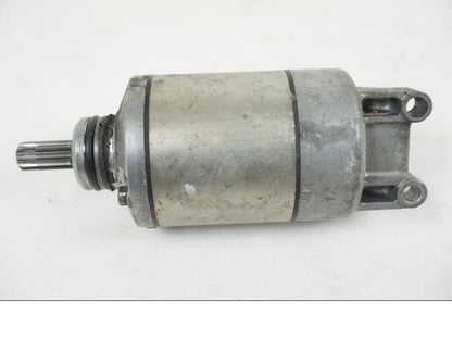 Snett nerifrån på Startmotor från en Suzuki GSX-R 750 -2001 motorcykel.