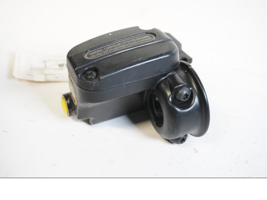 Baksidan på Bromshuvudcylinder från en H-D Street Glide FLHX -2016 motorcykel.